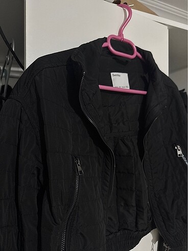 s Beden Bershka crop bomber