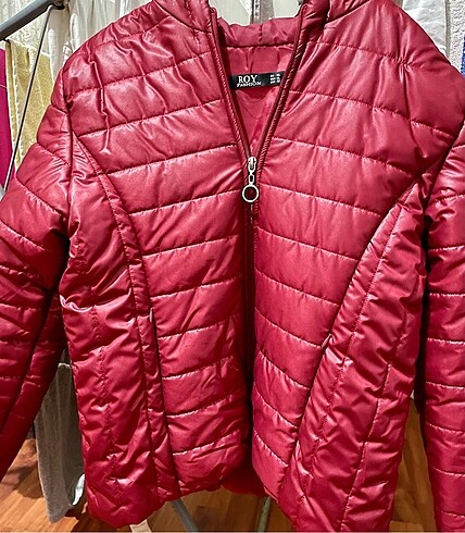 Kırmızı şişme mont