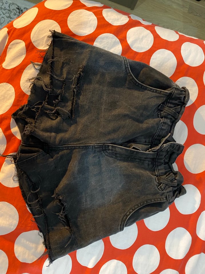 Siyah Bağcıklı Bol Kesim Mini Denim Şort - Görsel 2