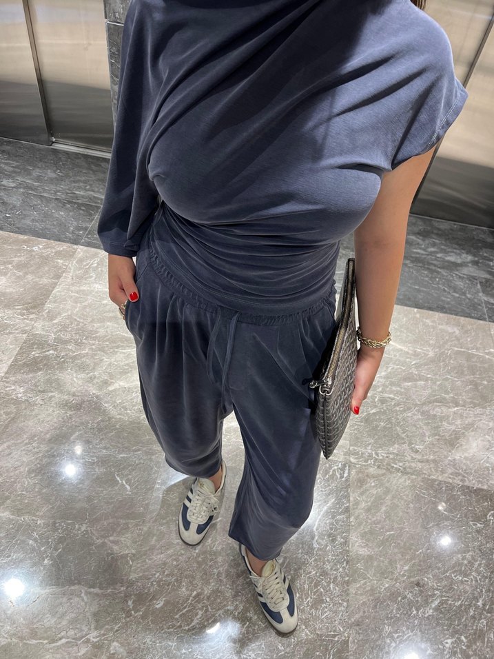 oysho model asimetrik kesim salaş takım - Görsel 3