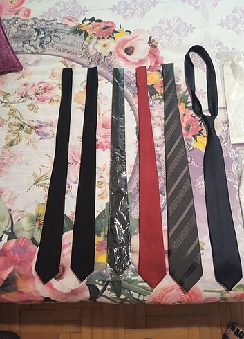 Temiz kravatlar Süvari ve karışık markalardan oluşuyor