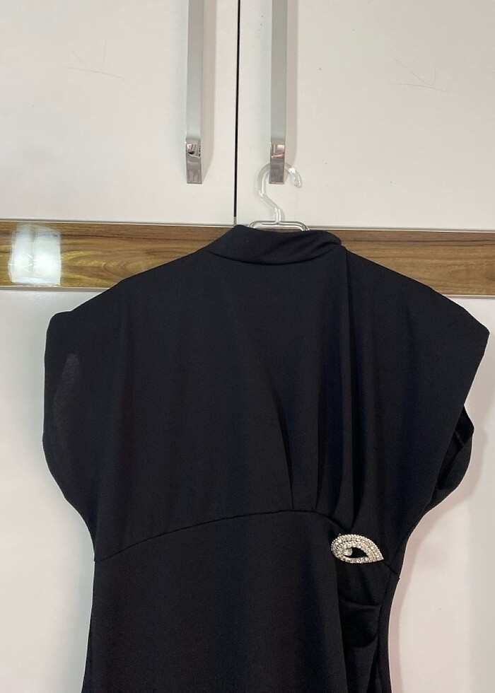 Vatkalı elbise - Görsel 3