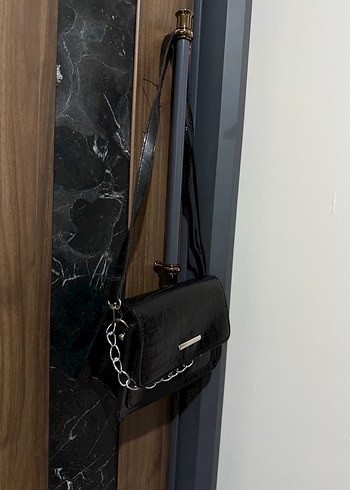  Beden siyah Renk Parlak Siyah Deri Zincir Detaylı Çanta