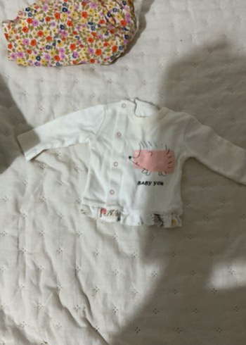 Beyaz Baskılı Düğmeli Bebek Kız Hastane Kıyafeti