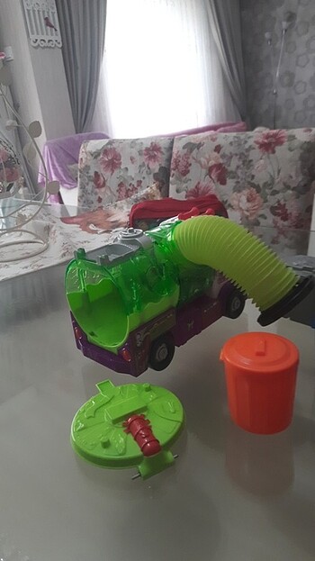 Çöps kamyonu ve 3 tane kutusu