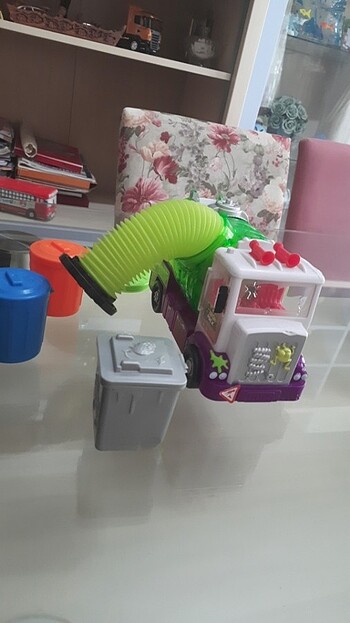 Beden Çöps kamyonu ve 3 tane kutusu