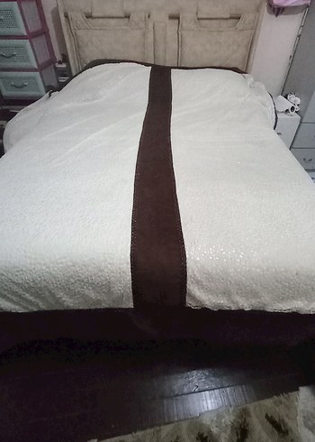 Beyaz Parlak Düz Yatak Örtüsü - Görsel 2