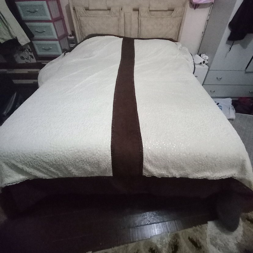 Beyaz Parlak Düz Yatak Örtüsü - Görsel 2