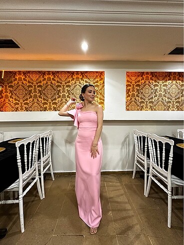Pembe elbise
