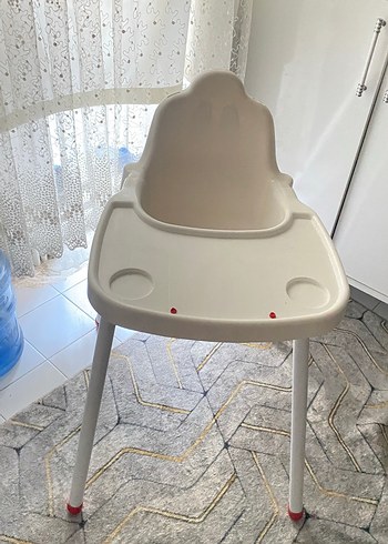 Beyaz ve gri yüksek sandalye