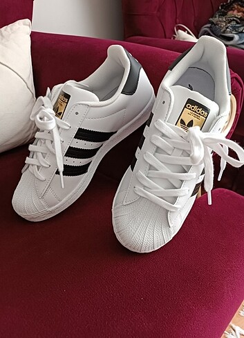 39 Beden beyaz Renk Orjinal ithal etiketli adidas ayakkabi