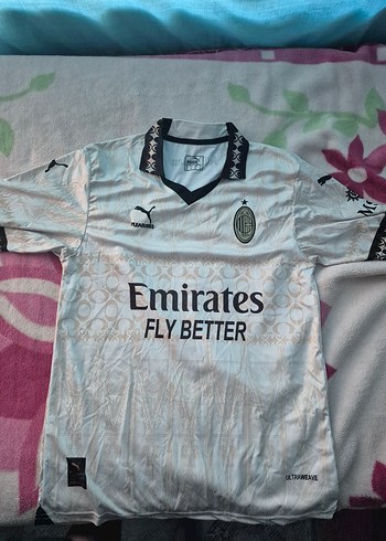 23/24 Milan Efsane Beyaz Forma Hatasız. (Ütüsüz) XL beden.