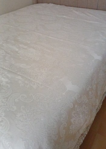 İşlemeli Beyaz Parlak Yatak Örtüsü - Görsel 2