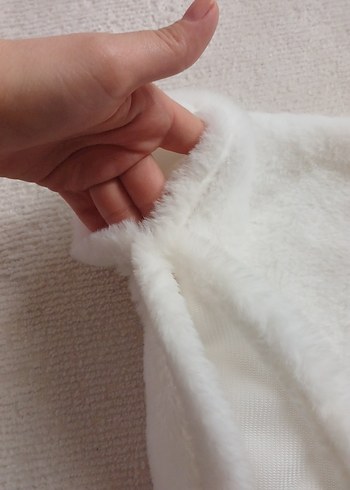 Kız Çocuk Beyaz Kapüşonlu Kürklü Panço - Görsel 5