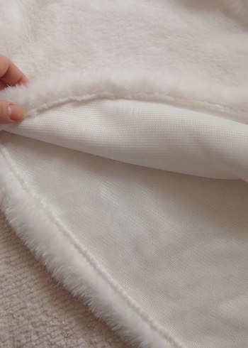 Kız Çocuk Beyaz Kapüşonlu Kürklü Panço - Görsel 6