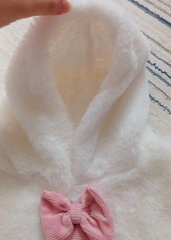 Kız Çocuk Beyaz Kapüşonlu Kürklü Panço - Görsel 4