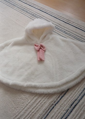 Kız Çocuk Beyaz Kapüşonlu Kürklü Panço - Görsel 2