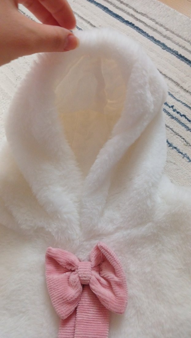 Kız Çocuk Beyaz Kapüşonlu Kürklü Panço - Görsel 4