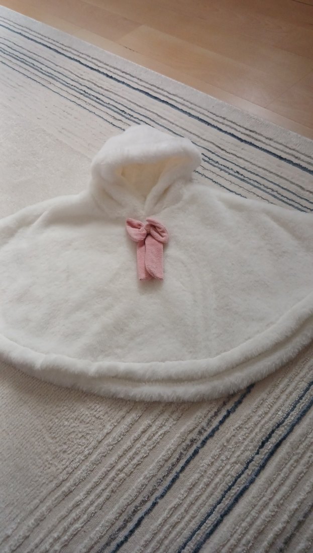 Kız Çocuk Beyaz Kapüşonlu Kürklü Panço - Görsel 2