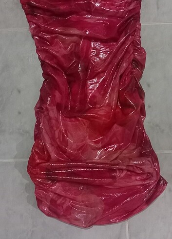 Koton S BEDEN PARLAK YANLARDAN BÜZGÜLÜ PEMBE ELBİSE