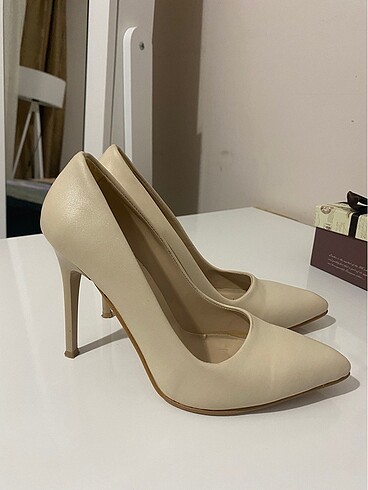 Krem topuklu ayakkabı (stiletto)