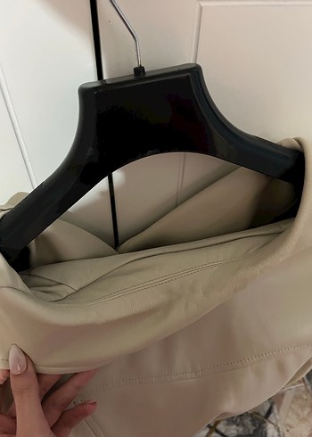 Stradivarius Bej Kemerli Kısa Deri Kadın Ceket