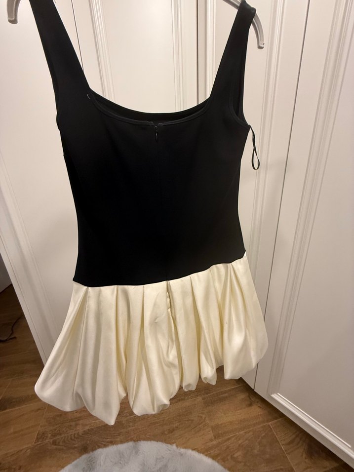 Siyah Beyaz Pilili Mini Elbise
KotonXSibilÇetinkaya - Görsel 3