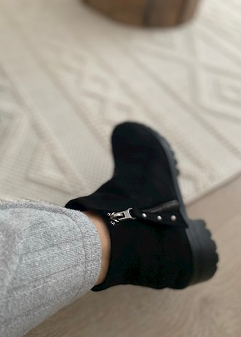 Siyah Süet Tokalı Kadın Bot - Görsel 2