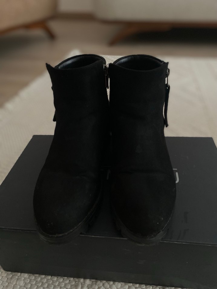 Siyah Süet Tokalı Kadın Bot - Görsel 4