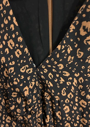 Düğmeli V Yaka Yılan Desenli Mini Elbise - Görsel 5