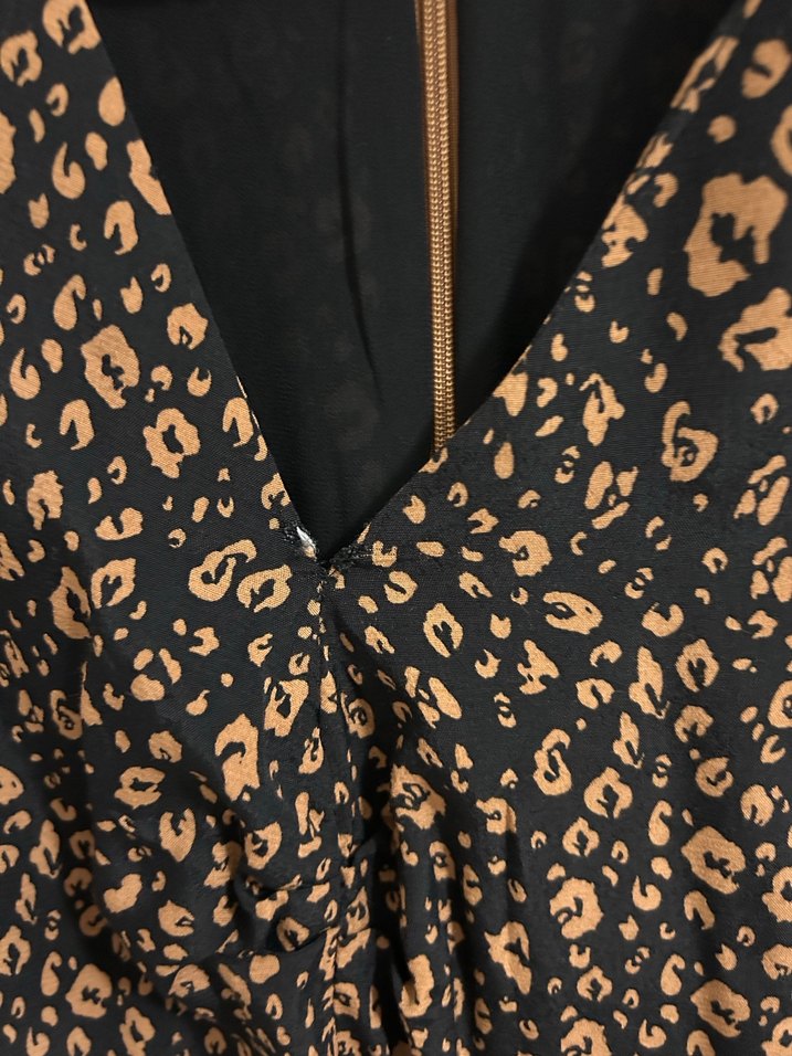 Düğmeli V Yaka Yılan Desenli Mini Elbise - Görsel 5