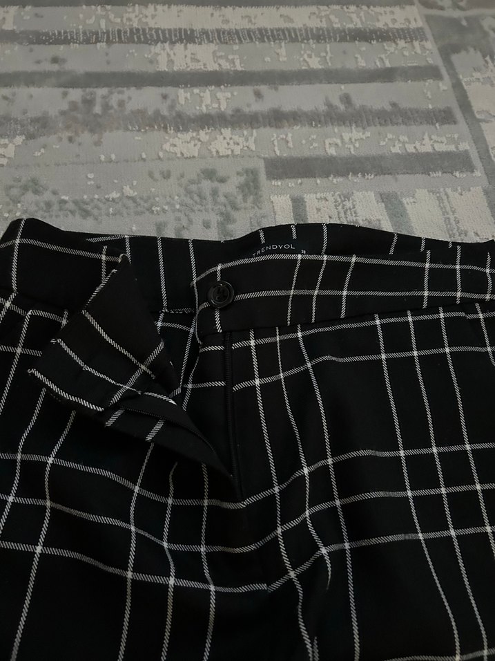 Trendyol Kadın Siyah Ekose Pilili Kumaş Pantolon - Görsel 2