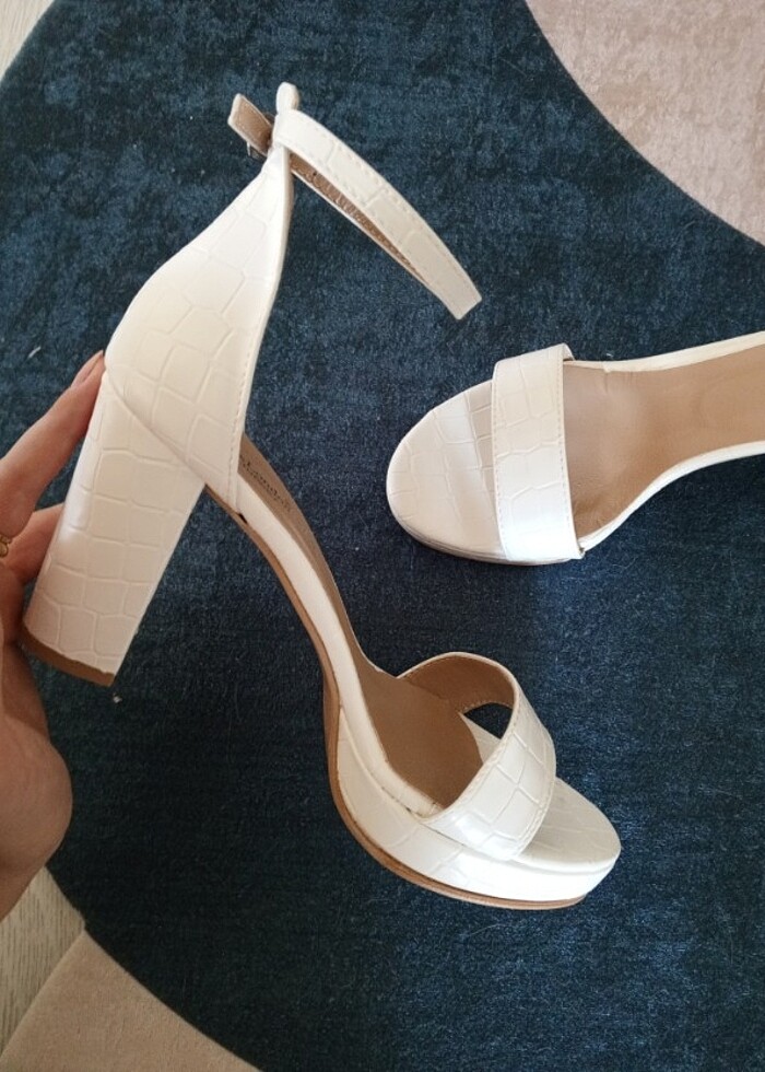Beyaz topuklu ayakkabı  - Görsel 2