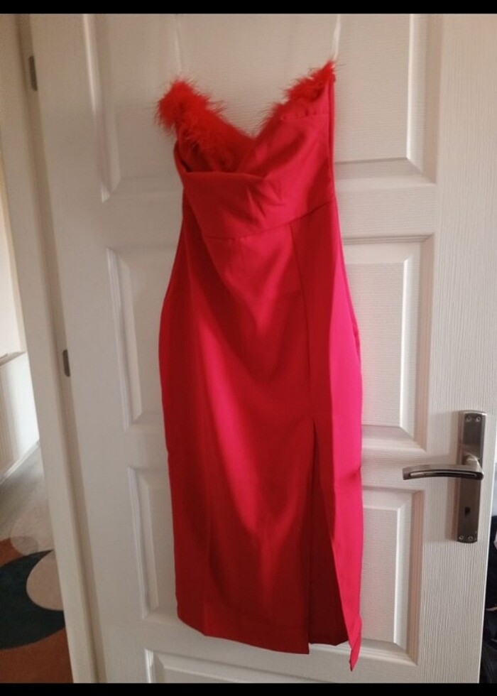 Kırmızı tüylü elbise - Görsel 3