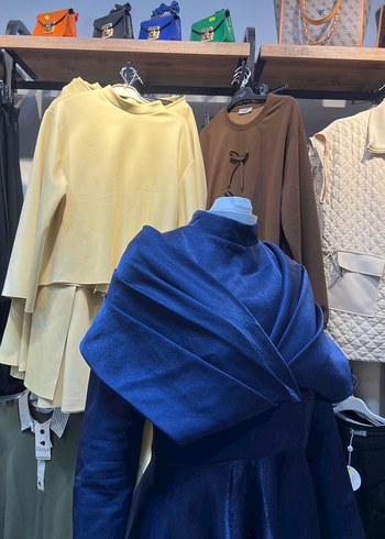 Uzun Kollu Mavi Yüksek Yakalı Kadın Abiye - Görsel 4