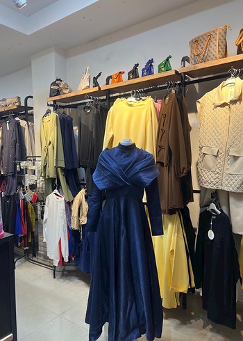 Uzun Kollu Mavi Yüksek Yakalı Kadın Abiye - Görsel 3