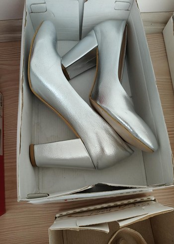 Gri Metalik Tokalı Topuklu Kadın Stiletto