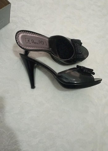 Parlak Siyah Yılan Desenli Tokalı Stiletto Terlik