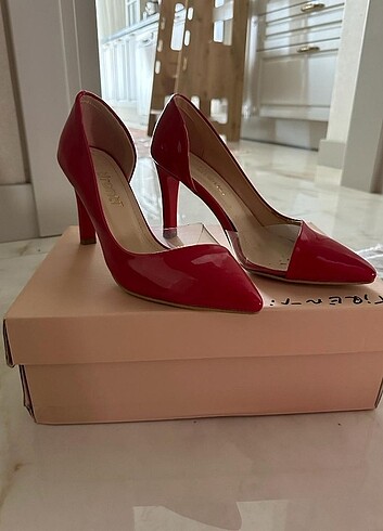 Kırmızı kadın topuklu ayakkabı 