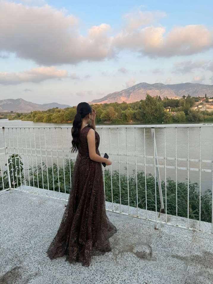 Kahverengi Drapeli V Yakalı Uzun Kadın Abiye - Görsel 3