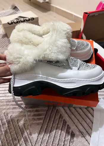 Beyaz Kürklü kar botu - Görsel 3