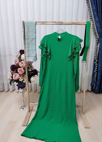 38 Beden yeşil Renk Omuzları fırfırlı elbise(ŞAL DAHİL DEĞİLDİR)