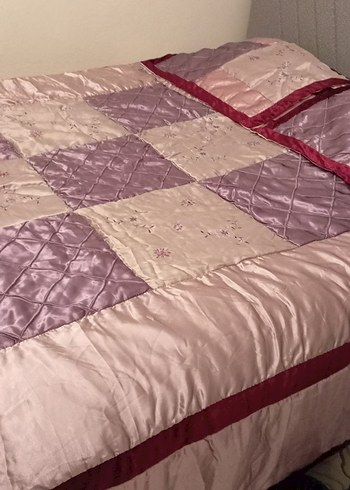 Bordo Nakışlı Parlak Yatak Örtüsü - Görsel 2