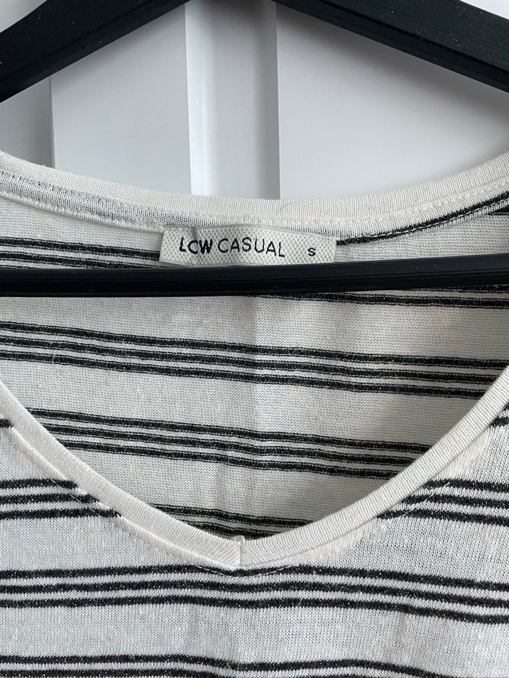 Gri Çizgili V Yakalı Kısa Kollu Tişört - Görsel 2