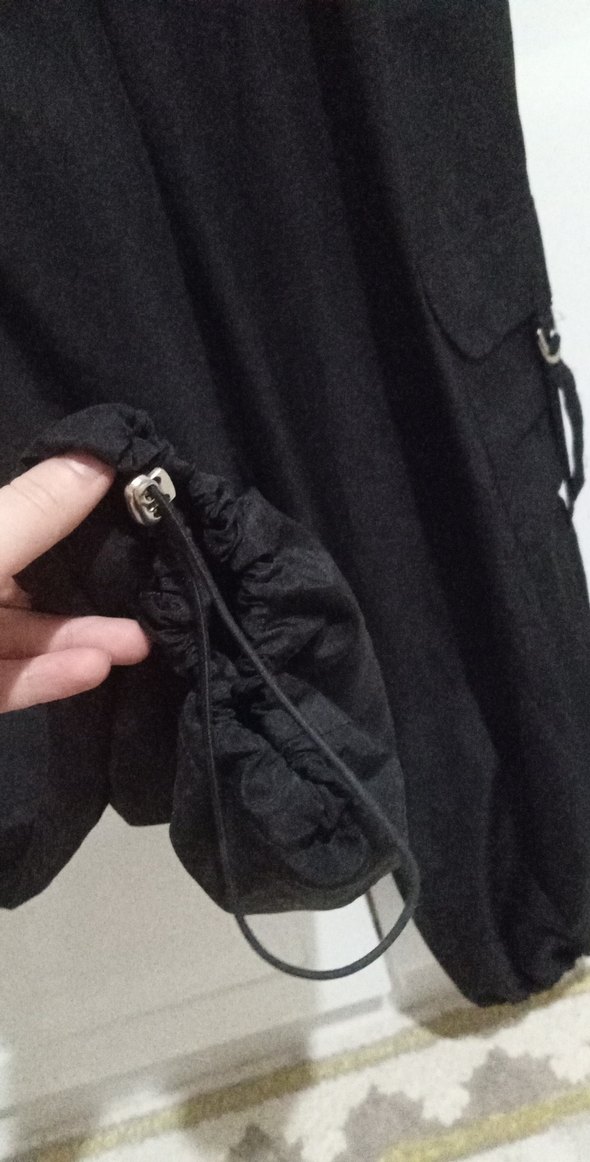 Siyah kumaş yanlardan cepli paraşüt pantolon - Görsel 4