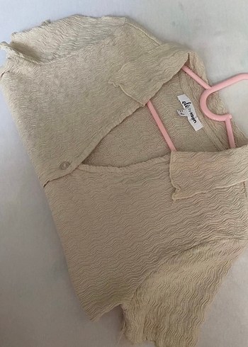 Bej V Yakalı Düğmeli Kısa Kollu Gömlek Yaka Bluz Bürümcük - Görsel 4