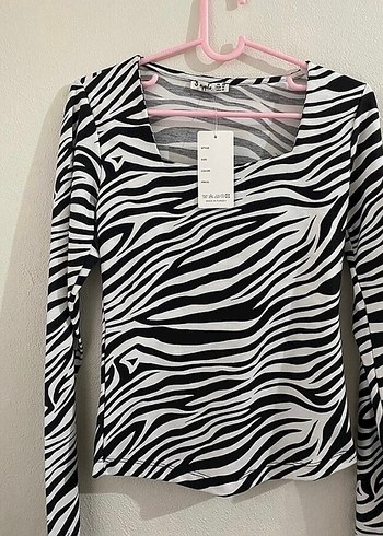 Zebra desenli kare yaka bluz - Görsel 2