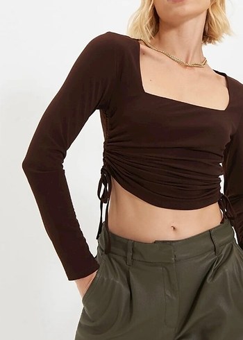 Kahverengi Kare Yaka Büzgü Detaylı Bluz - Görsel 3