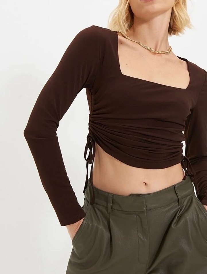 Kahverengi Kare Yaka Büzgü Detaylı Bluz - Görsel 3