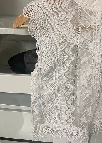 dantelli kolsuz beyaz crop üst - Görsel 3